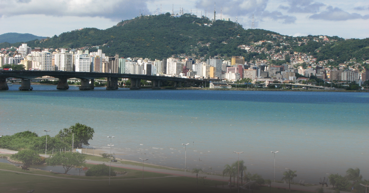 Vista panorâmica de Florianópolis com praias, áreas naturais e região urbana da ilha