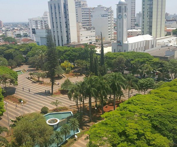 Vista aérea de Uberlândia com avenidas arborizadas e bairros residenciais no Triângulo Mineiro