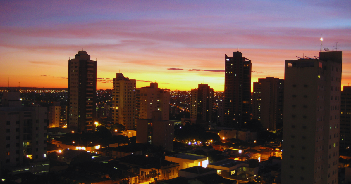 Vista urbana de Uberlândia com avenidas largas, prédios e áreas verdes